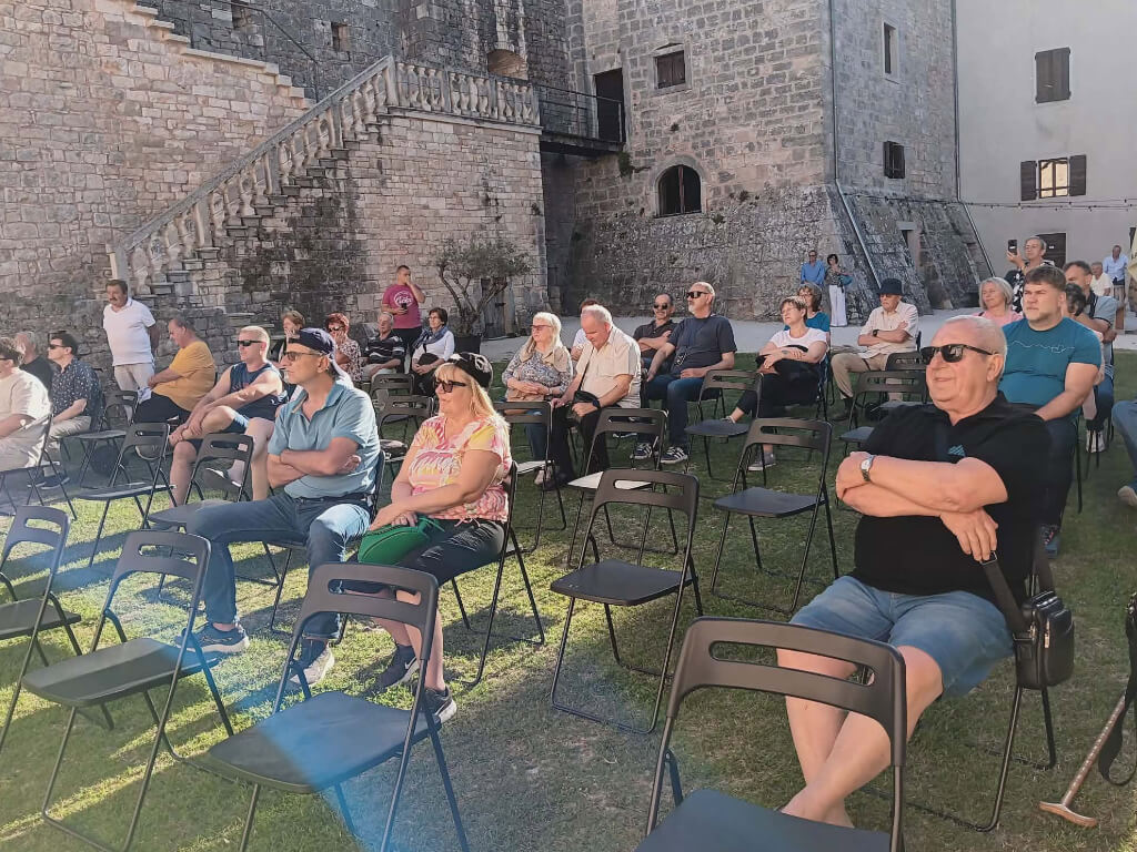 U Svetvinčentu naše članove je ugostio g. Feručo Lazarić, putopisac, planinar i glazbenik.